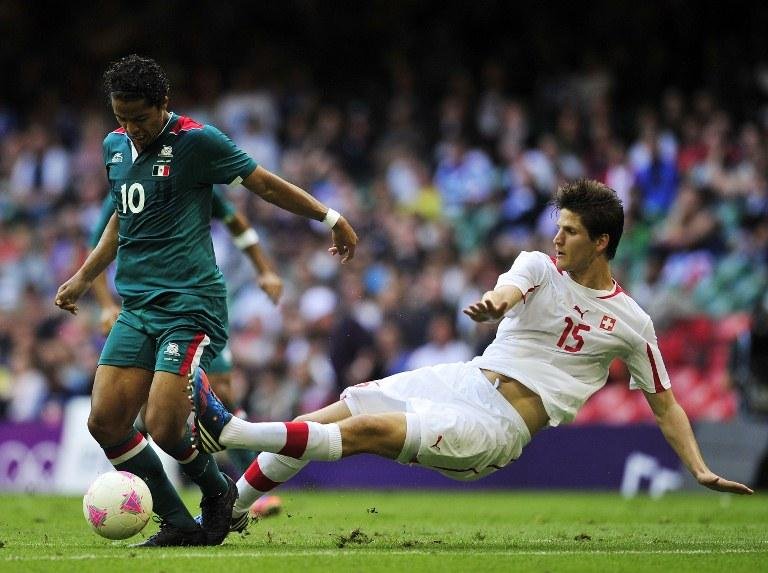 Giovani dos Santos sente les&atilde;o e desfalca o M&eacute;xico