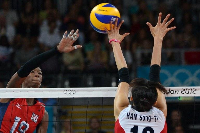 Destinee Hooker tenta passar pelo bloqueio coreano