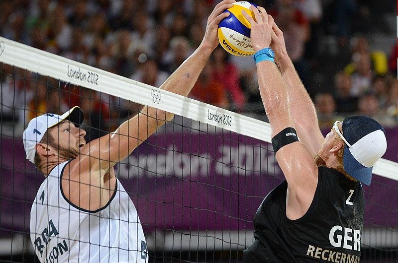 Dupla brasileira perdeu para alem&atilde;es Brink e Reckerman por 2 sets a 1 em Londres