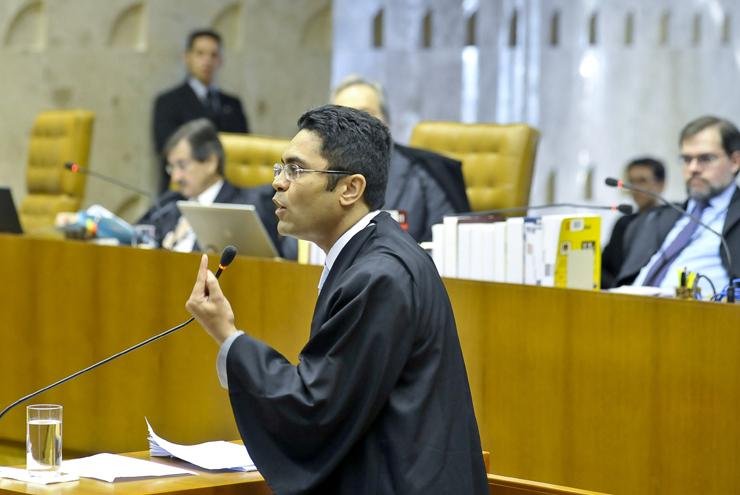 Advogado Marcelo Leal de Lima Oliveira, defensor do ex-deputado federal Pedro Corr&ecirc;a, durante julgamento do mensal&atilde;o no STF