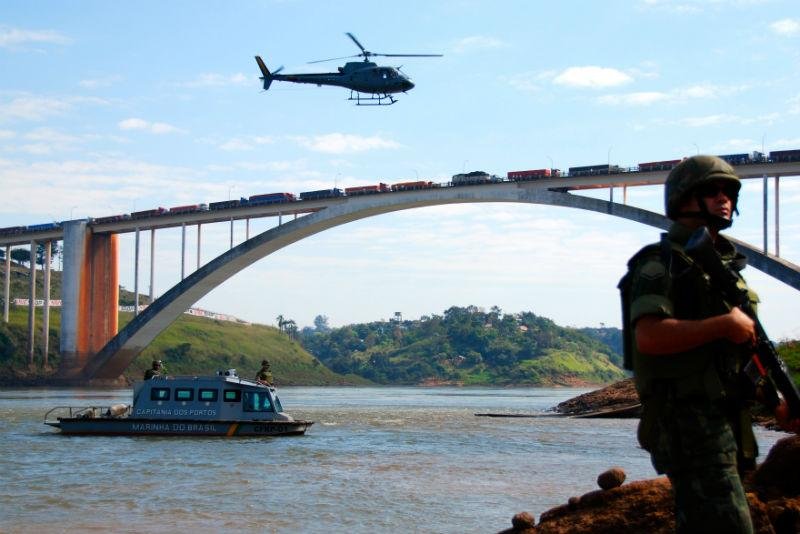 A&ccedil;&atilde;o da Marinha utiliza helic&oacute;pteros e lancha blindada em fiscaliza&ccedil;&atilde;o da fronteira