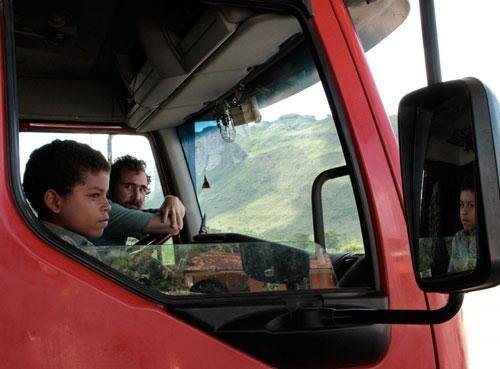 Atua&ccedil;&otilde;es primorosas de Jo&atilde;o Miguel e Vinicius Nascimento em &Agrave; Beira do Caminho