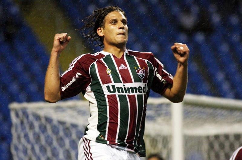 Jogador chega a Porto Alegre na segunda-feira e assina por quatro anos