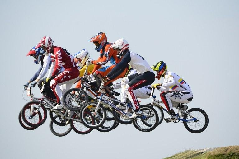  Ciclistas em um salto durante o evento os homens de ciclismo BMX 