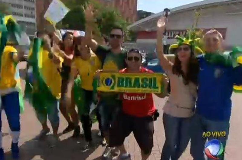 Torcida do Brasil faz festa na entrada de Wembley antes da final 