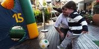 Pai ensina menino a jogar bola