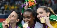 Meninas posam para fotos após receber medalhas 