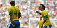 Lateral Rafael discute com zagueiro Juan na derrota do Brasil para o México