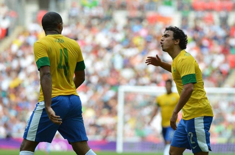 Lateral Rafael discute com zagueiro Juan na derrota do Brasil para o M&eacute;xico