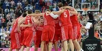Russos comemoram medalha de bronze no basquete masculino após vencerem os argentinos