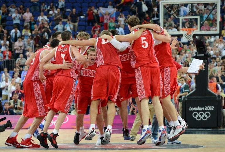 Russos comemoram medalha de bronze no basquete masculino ap&oacute;s vencerem os argentinos
