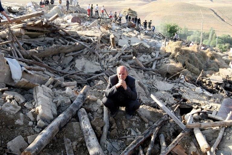 Terremotos no Ir&atilde; deixaram 306 mortos, diz ministra 