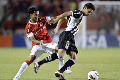 Ganso (com a bola ) se colocou &agrave; disposi&ccedil;&atilde;o para o jogo diante do Figueirense 