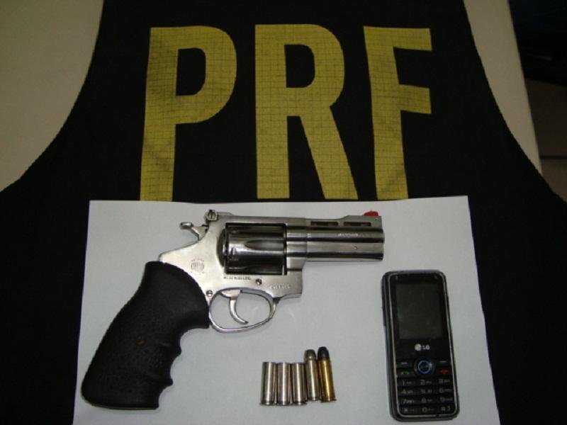 Rev&oacute;lver calibre 38 foi apreendido com um dos bandidos