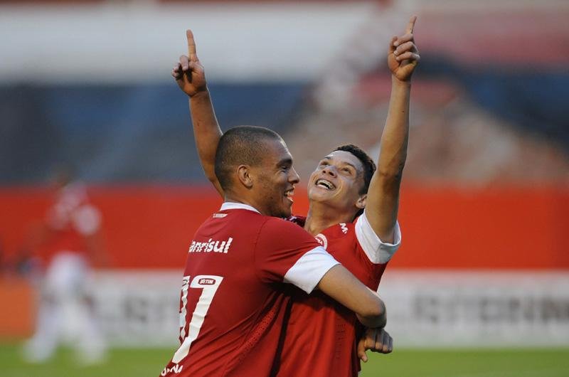 Mike &eacute; abra&ccedil;ado por Maurides ap&oacute;s o gol da vit&oacute;ria sobre a Ponte Preta