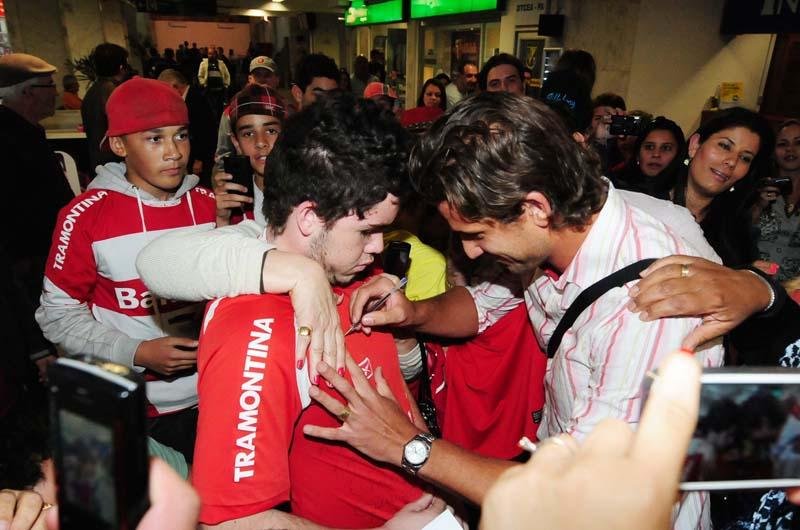 Rafael Moura chega a Porto Alegre 
