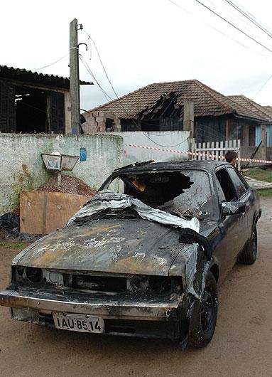 Inc&ecirc;ndio atinge casas no bairro Humait&aacute;, em Porto Alegre