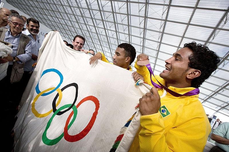 Bandeira ol&iacute;mpica chega ao Rio para os Jogos de 2016