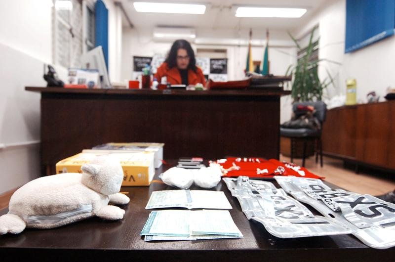 Dois carros roubados e um pacote de coca&iacute;na foram apreendidos com duas mulheres e encaminhados ao Deic da Capital