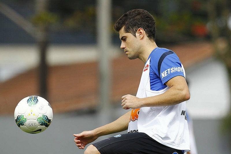 Miralles briga por posi&ccedil;&atilde;o no Santos