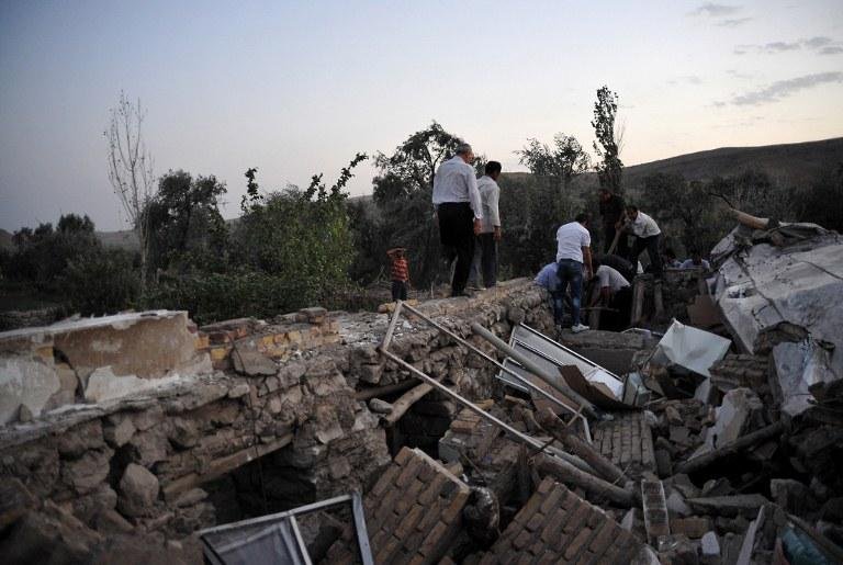 Terremoto no Ir&atilde; destruiu casas, deixou 306 mortos e cerca de 4,5 mil feridos