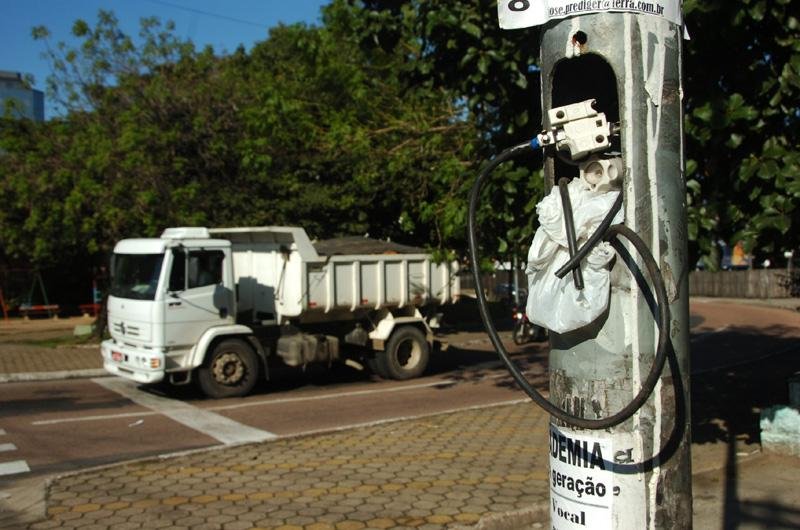 Comerciante alerta a prefeitura sobre o problema desde o ano passado