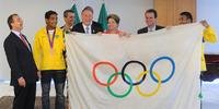 Dilma Rousseff recebe a bandeira olímpica em Brasília