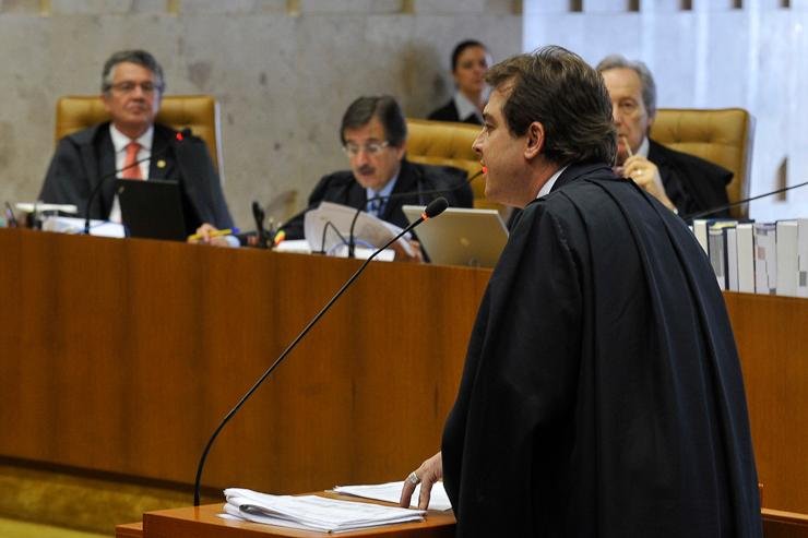 Advogado Luiz Maxmiliano Mota, defende Anita Leocardia, no nono dia de julgamento do processo do mensal&atilde;o no STF