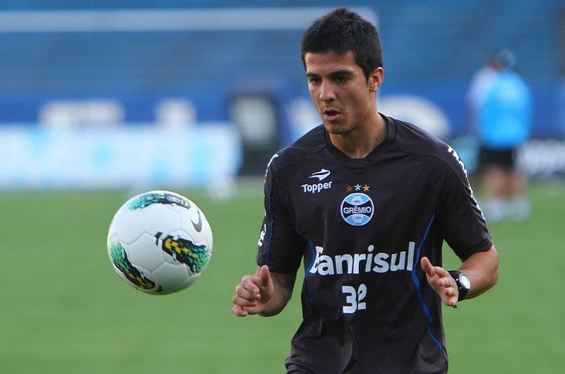 Bertoglio realiza atividade com bola ao lado de Saimon
