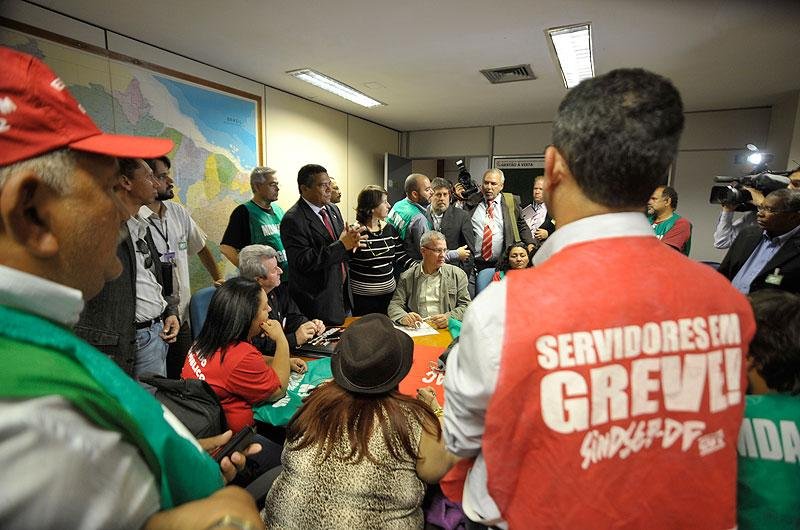 Grevistas do MDA e do Incra ocupam Minist&eacute;rio do Planejamento