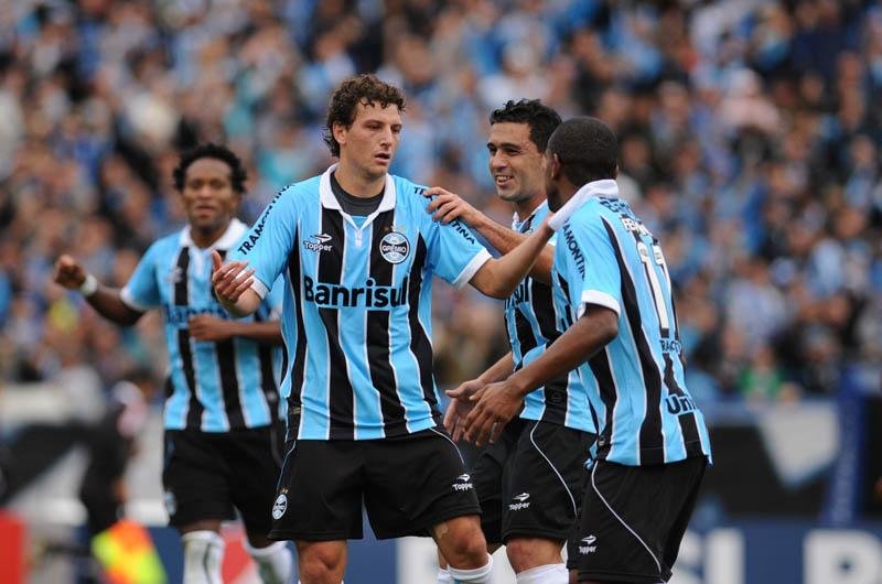 Elano (&agrave; esquerda) ser&aacute; uma das atra&ccedil;&otilde;es do Gr&ecirc;mio contra a Portuguesa nesta noite