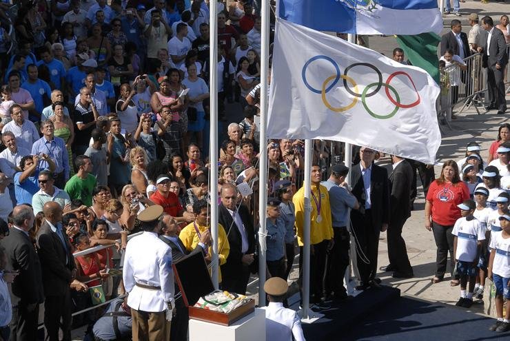 Bandeira ol&iacute;mpica &eacute; hasteada na Pra&ccedil;a do Conhecimento, no Complexo do Alem&atilde;o no Rio