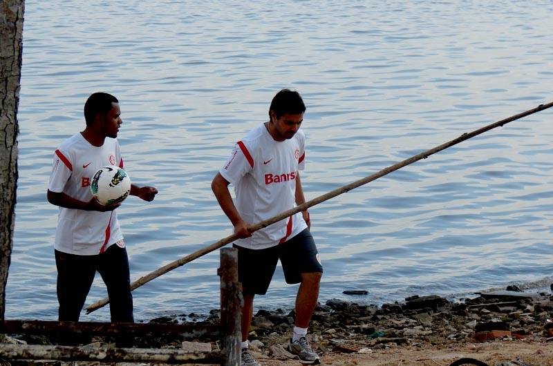 Ap&oacute;s algumas tentativas, a bola foi recuperada