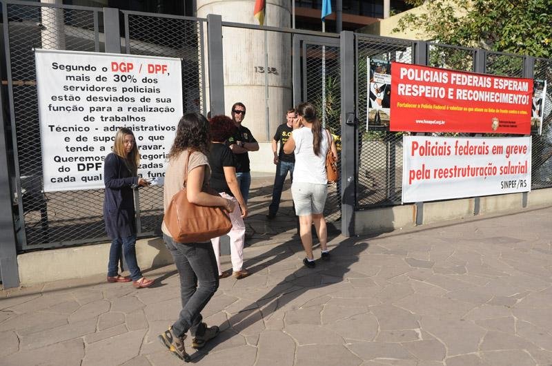 Cartazes indicando greve foram fixados em frente a Superintend&ecirc;ncia da Pol&iacute;cia Federal em Porto Alegre
