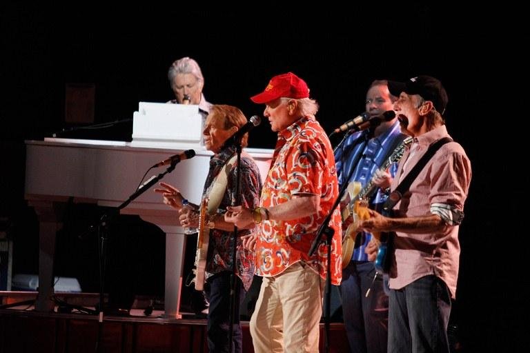 Beach Boys retornam ao passado em novo disco