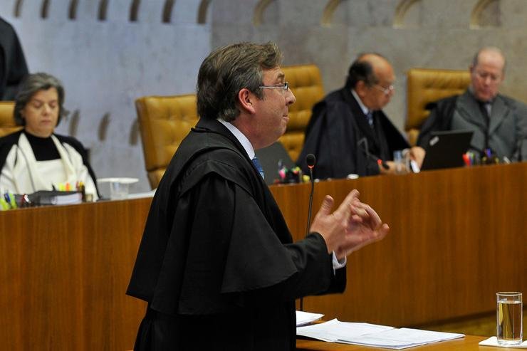Advogado Luciano Feldens faz a defesa do publicit&aacute;rio Duda Mendon&ccedil;a, r&eacute;u no processo do mensal&atilde;o