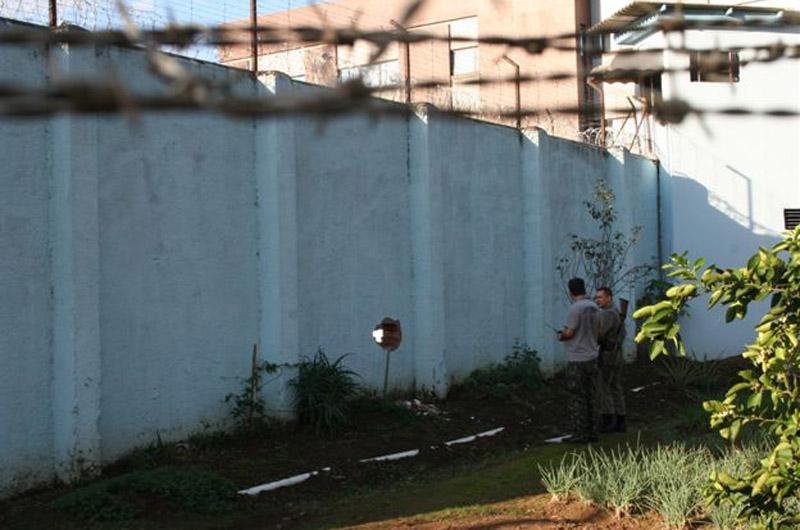 Detentos abrem buraco no muro e tentam fugir do pres&iacute;dio de Encantado 
