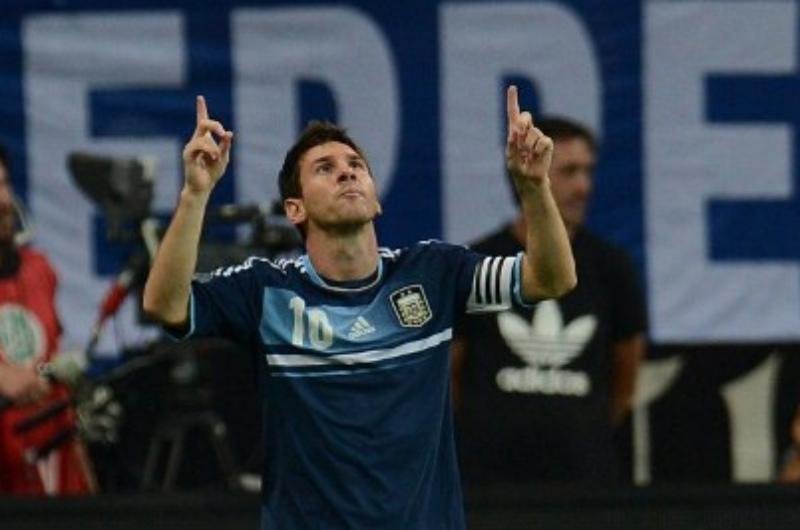 Messi erra p&ecirc;nalti, mas se redime com gol na vit&oacute;ria da Argentina