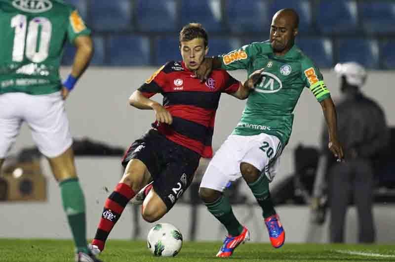 Palmeiras bate Flamengo e deixa zona de rebaixamento