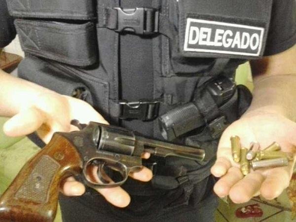 Arma foi apreendida com suspeitos