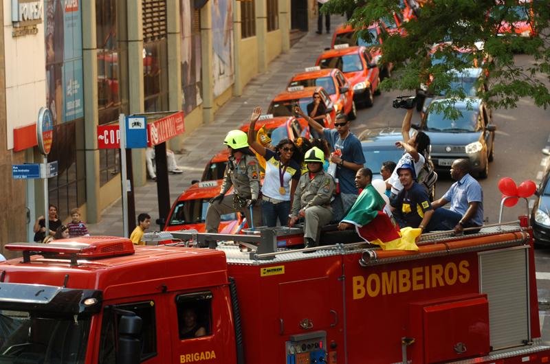 Atleta passeou no Carro dos Bombeiros pelas ruas da Capital