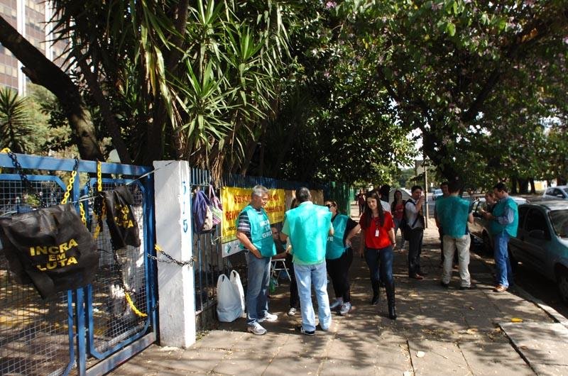Port&atilde;o de entrada foi trancado com cadeado
