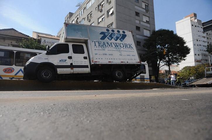 Uma pista foi bloqueada para que o ve&iacute;culo pudesse ser rebocado