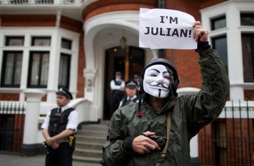 Assange est&aacute; na embaixada do Equador na Gr&atilde;-Bretanha