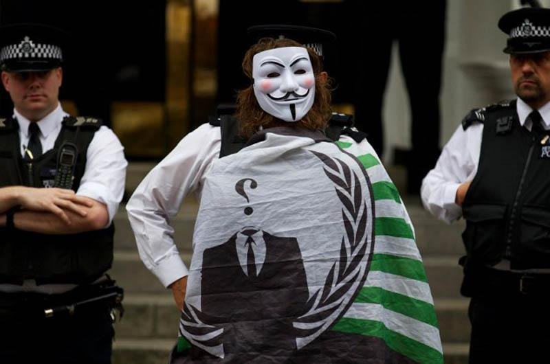 Manifestantes pr&oacute;-Assange fixaram cartazes em frente a embaixada do Equador em Londres