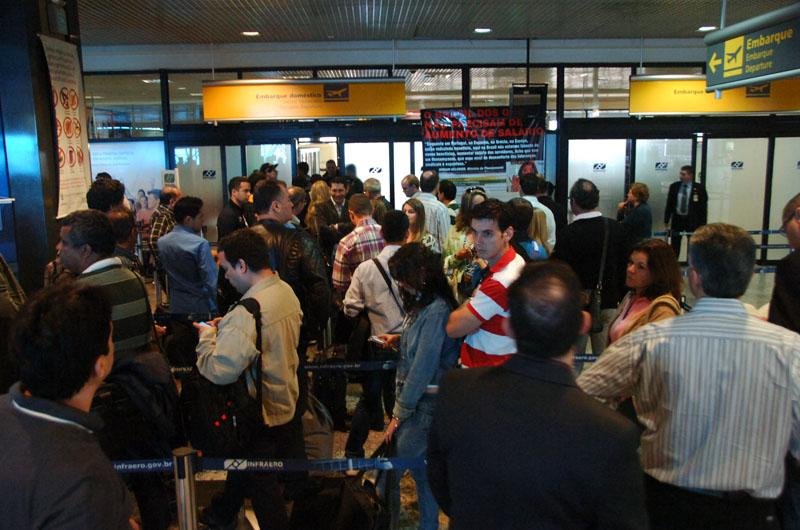 Pela manh&atilde;, opera&ccedil;&atilde;o-pad&atilde;o fmu longas filas na &aacute;rea de embarque do Aeroporto Salgado Filho