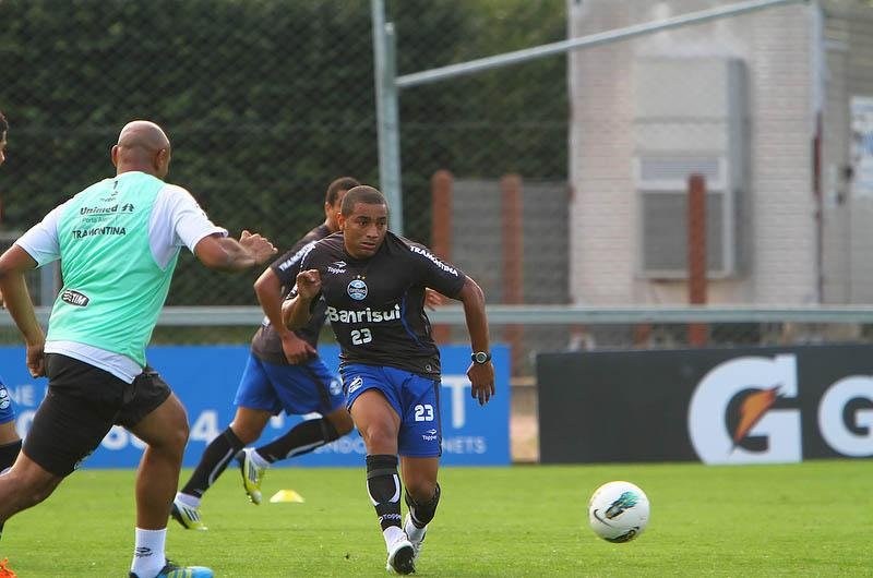 Jogadores treinaram no gramado suplementar do Ol&iacute;mpico