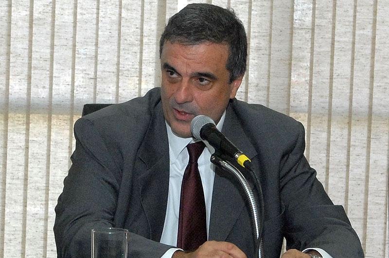 Jos&eacute; Eduardo Cardozo diz que ``uma coisa &eacute; direito &agrave; greve, outra &eacute; a ilegalidade&acute;&acute;