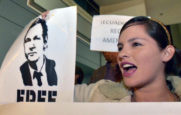 Equatorianos protestam na embaixada inglesa em Quito