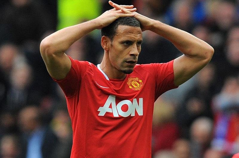 Ferdinand teria apoiado coment&aacute;rio no Twitter sobre lateral Ashley Cole, do Chelsea